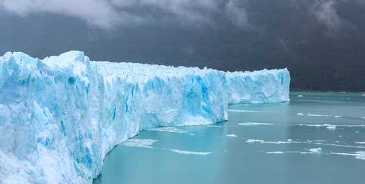 Sailing along Shackleton Ice Shelf