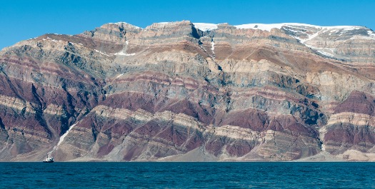 Alpefjord's Lofty Peaks